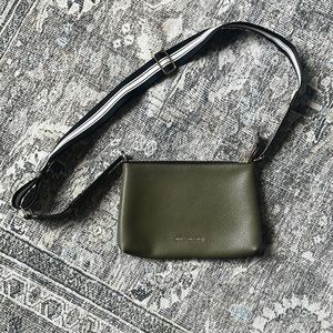 MARC JACOBS
Cosmo Leather Crossbody Bag